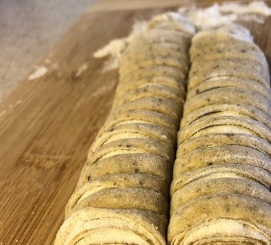 1. Этап. Домашняя лапша Соба: Из указанных ингредиентов замешиваем лапшу. Тонко раскатываем ее и густо посыпаем пшеничной мукой. Сворачиваем тесто рулетом и тонко нарезаем. Примечания: соль не добавляла, та как она в тесте все равно не чувствуется, а лишняя соль организму не нужна (по статистике люди и так переедают соли с разными продуктами). К тому же лапша будет подаваться с рыбой, мясом, морепродуктами, овощами, которые и так большинство людей солят хорошо. Обычно оставляю тесто примерно на 20-40 минут в чашке, закрыв крышкой или пакете, чтобы не обветрилось. Иногда и сразу готовлю, когда времени нет. Если время позволяет, то тесту лучше дать полежать на всякий случай. По текущим пропорциям воды и муки получается эластичное и не сухое тесто, поэтому можно сильно не беспокоиться по этому вопросу. Единственно, может быть важным уточнение о том, что я сначала перемешала жидкие составляющие с гречневой мукой, а затем добавила пшеничную. Яйцо использовала крупного размера.