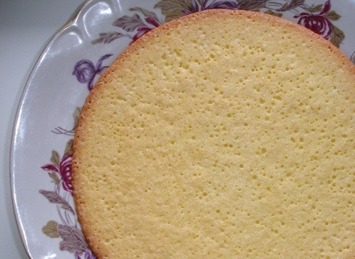 1. Этап. Торт Арт: Взбейте яйца со стаканом сахара и мукой. Тщательно перемешайте, влейте тесто в форму и испеките в духовке плоский корж.