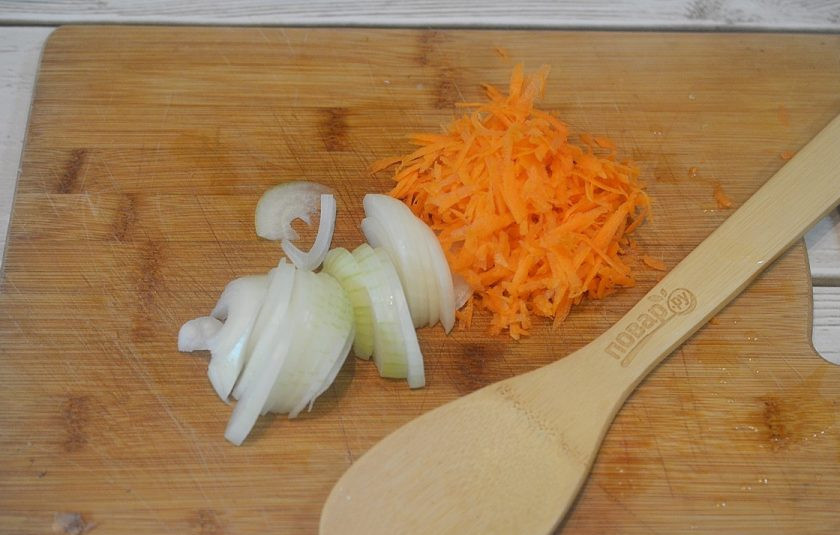1. Этап. Маринованная капуста Чудо: 2. Лук почистите и нарежьте полукольцами, морковь очистите и натрите на терке.