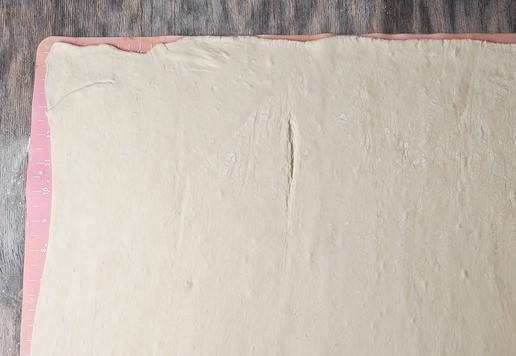 1. Этап. Пирог с тефтелями и сыром: Тесто слоёное раскатать в прямоугольник.