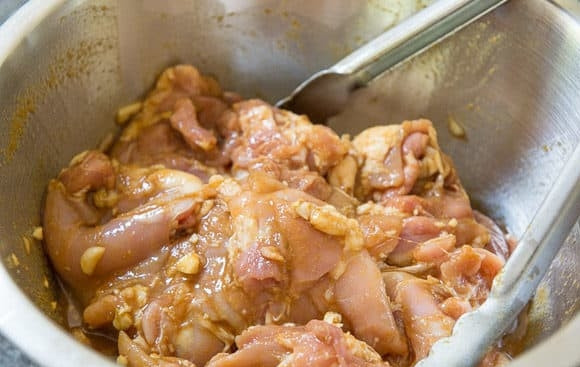 1. Этап. Куриная грудка на гриле с соусом: 2. Затем курицу кусочками обмакните в маринаде. Оставьте её мариноваться на 2-4 часа.