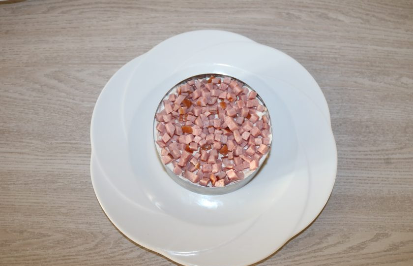 1. Этап. Салат Шикарный: 6 слой - ветчина.