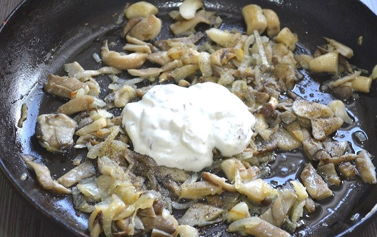 1. Этап. Вешенки в соусе: 10. Добавляем его на сковороду к грибам.