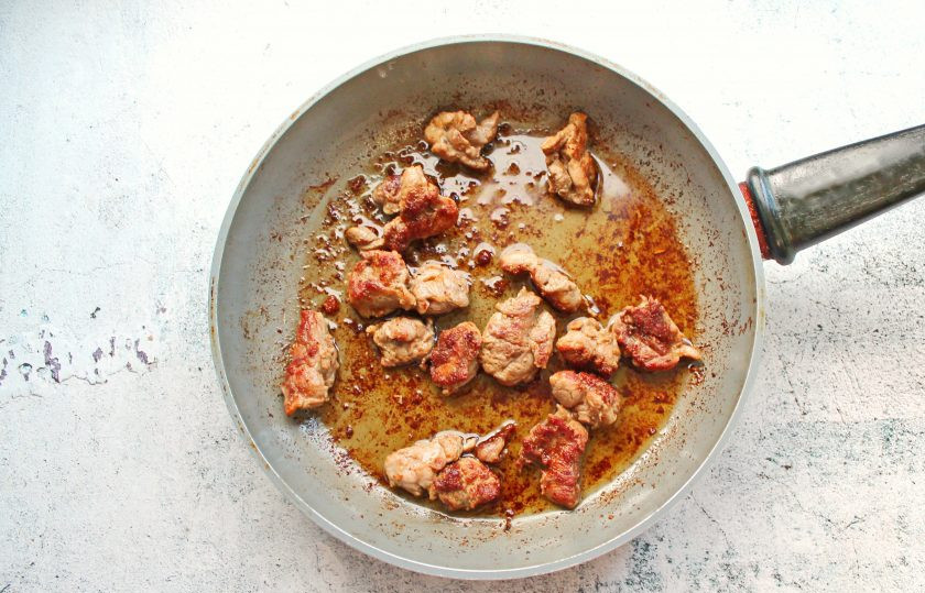 1. Этап. Плов с уткой и черносливом: С утки снимите кожу, удалите кости и порежьте на кусочки, добавьте специи и перемешайте. В сковороде с толстым дном разогрейте растительное масло и обжарьте утку в течение 2-3 минут, перемешивая.