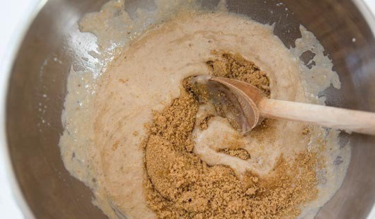 1. Этап. Шоколадно-банановый хлеб: 1. Очистите бананы и разотрите их вилкой в пюре. Добавьте к нему растопленное сливочное масло, сахар и соль. Перемешайте.