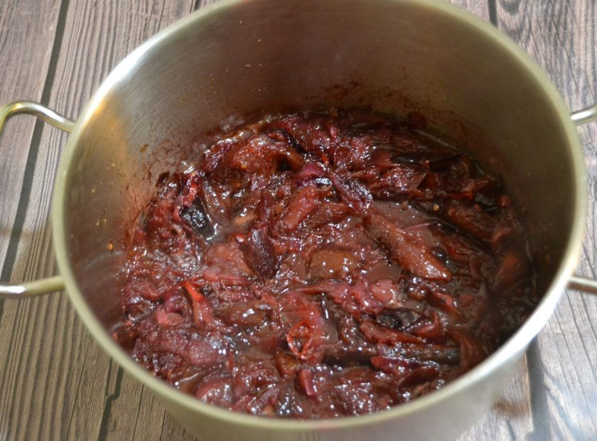 1. Этап. Чатни из слив на зиму: Готовность определяйте по внешнему виду соуса и консистенции, из него должна уйти водянистость, он должен стать ярким.