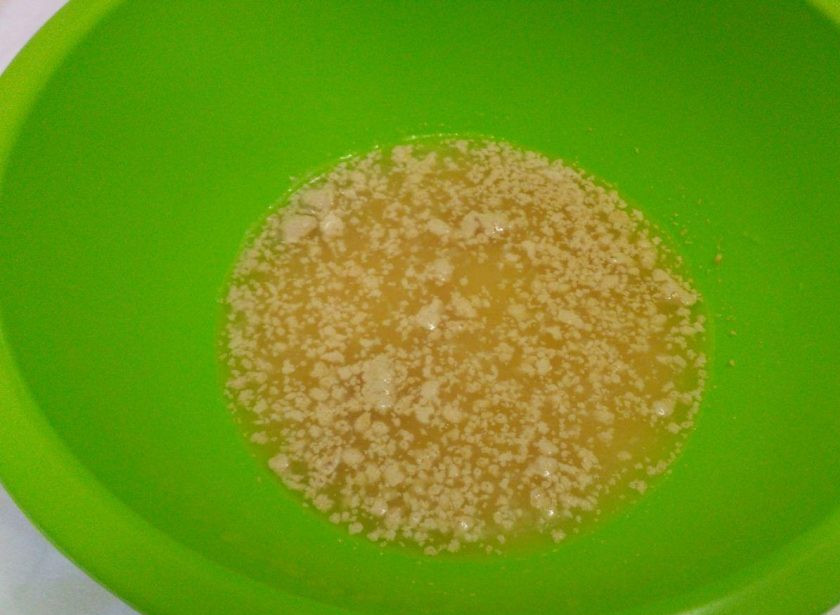 1. Этап. Постные гороховые пирожки: Через 5-10 минут дрожжи вспенятся. После этого всыпьте соль (0,5 ч.л.) и перемешайте жидкую массу.