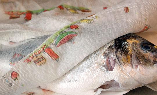 1. Этап. Дорада с овощами: Затем в обязательном порядке рыбку необходимо обсушить - для этого достаточно промокнуть ее бумажным полотенцем.