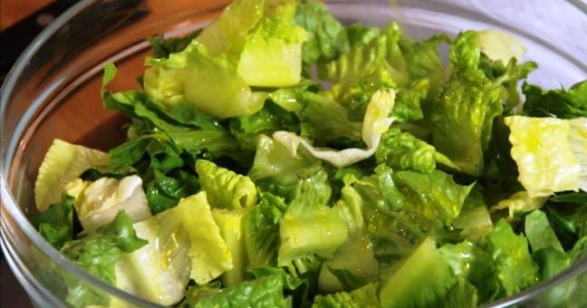 1. Этап. Салат с беконом и яйцом: 3. Салат разделываем на листики и нарезаем. Перекладываем в чашу и добавляем оливковое масло и красный винный уксус, соль, перец и перемешиваем.