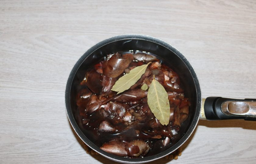 1. Этап. Подчеревок в луковой шелухе: В кипящую луковую шелуху добавьте лавровый лист, душистый перец, соль. Кипятите 2 минуты.