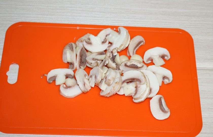 1. Этап. Фаршированные ананасы: Шампиньоны помойте, нарежьте.