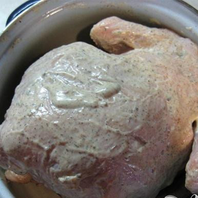 1. Этап. Картофель тушёный в курином жире: 2. Теперь нам необходимо натереть курицу солью, начиняем ее дольками чеснока, натираем перцем, и затем майонезом.