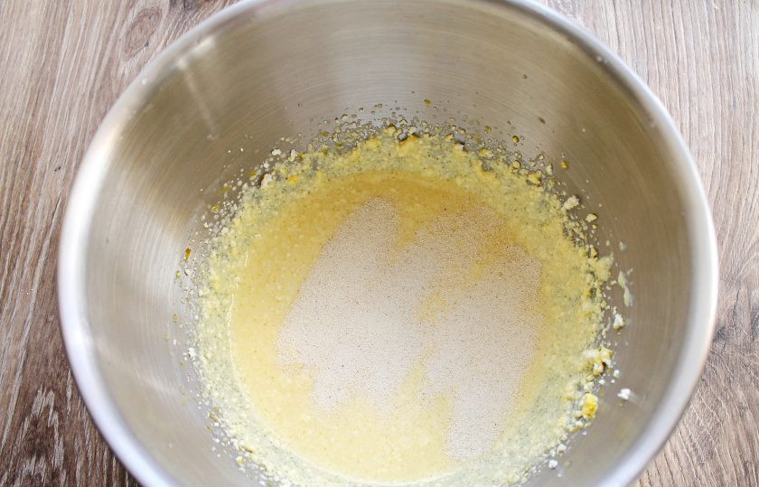 1. Этап. Творожный пирог с брусникой: В творожную массу всыпьте манку и перемешайте.