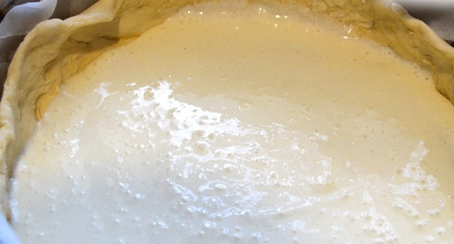 1. Этап. Итальянский пирог с клубникой: Клубнику моем, чистим. И взбиваем маскарпоне со сливками и сахаром. Тесто заливаем кремом.