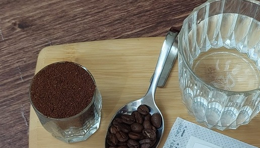 1. Этап. Бутерброд Хот-дог с холодным кофе: Ингредиенты для кофе. Можно использовать как готовый молотый кофе, так и зерновой, свежесмолотый. От качества кофе напрямую зависит вкус напитка. Также понадобится фильтр для процеживания напитка. Кофе нужно залить водой в соотношении 1:8 (в граммах), перемешать, чтоб смочить весь кофе, закрыть емкость крышкой и убрать в холодильник на двое суток. Можно готовить в банке с крышкой, френч прессе (тогда фильтр не понадобится) или как я в чайнике.