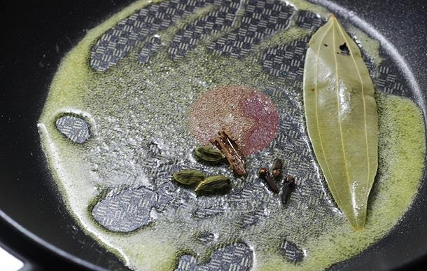 1. Этап. Баттер панир масала: 6. На эту же сковороду отправьте сливочное масло, растопите его. Выложите лавровый лист и другие приправы по вкусу.