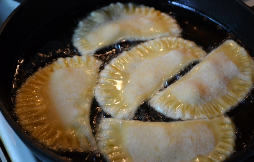 1. Этап. Косовик: Разогрейте растительное масло хорошо. Кладите косовики, жарьте их по минутке с каждой стороны.