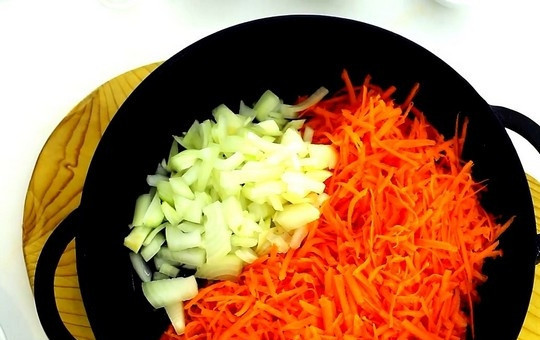 1. Этап. Морковные котлеты с манкой в духовке: В сковороде нагрейте растительное масло, добавьте подготовленные овощи.