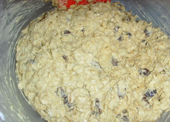 1. Этап. Овсяное печенье Английский поцелуй: 8. В последний раз все перемешайте. Разогрейте духовку.