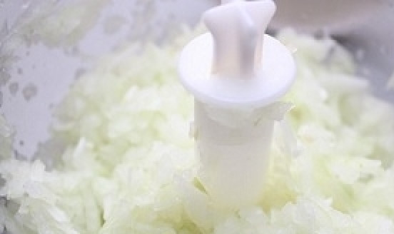 1. Этап. Налим жареный: Измельчите репчатый лук в блендере. Выложите его в чашку, добавьте сметану, муку, яйца, соль и чёрный молотый перец. Перемешайте. По консистенции у вас получится кляр похожий на тесто для оладьев.