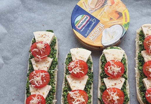 1. Этап. Булочки, запеченные со шпинатом и сыром: Посыпать булочки вашими любимыми специями, по желанию сверху чуть присыпать натертым сыром. Отправить в духовку, разогретую до 200 гр., на 10-12 мин.