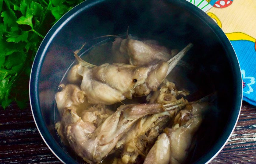 1. Этап. Кролик диетический в мультиварке: Когда мультиварка подаст звуковой сигнал, отключите ее от сети. Достаньте чашу с мясом.