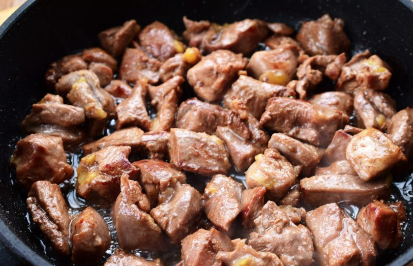 1. Этап. Индейка в красном соусе: 2. В сковороде разогрейте 2 ст. л. оливкового масла и на сильном огне быстро обжарьте кусочки мяса до румяной корочки. Сложите мясо в теплую емкость, накройте крышкой.