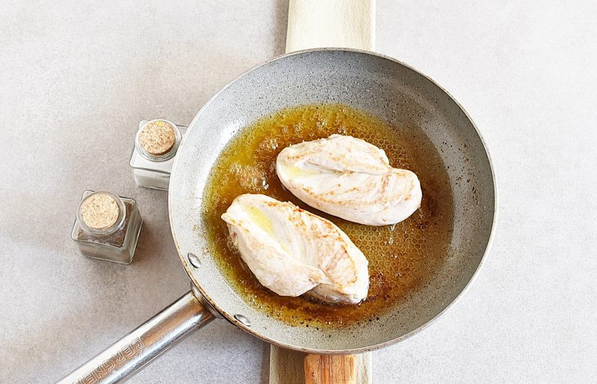 1. Этап. Жареное филе курицы: Переверните филе. Сейчас можно подсолить и поперчить по вкусу. А можно этого и не делать, вполне достаточно будет солености гарнира. В конце концов всегда можно досолить в тарелке.