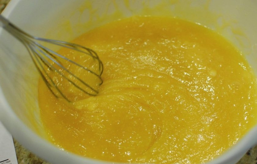 1. Этап. Выпечка с белым шоколадом: 3. Вбейте куриные яйца, добавьте ваниль, соль и взбейте венчиком, чтобы получилась однородная консистенция.