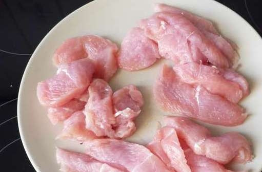 1. Этап. Азу из индейки со сметаной: Филе индейки промываем и нарезаем тонкими полосками.