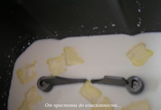 1. Этап. Молочный хлеб с белым шоколадом: Для опары оживленную закваску выложите в контейнер с крышкой, добавьте воду и муку. Перемешайте до однородности, накройте крышкой и поставьте в теплое место. Примерно через 3 часа масса увеличится почти вдвое, образуются пузырьки - опара готова. В контейнер хлебопечки налейте теплое молоко, добавьте кусочки сливочного масла и соль.