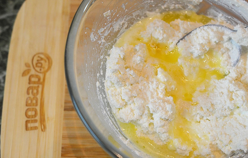 1. Этап. Творожный кекс с яйцами: 2. Добавьте растопленное масло.