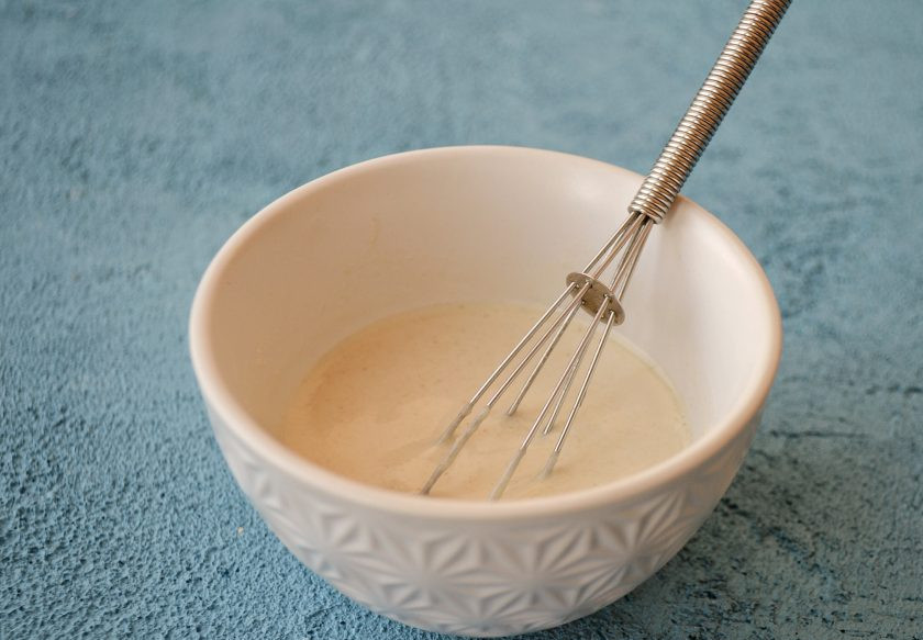 1. Этап. Постный фалафель: В это время приготовьте соус. Смешайте тахини, 2-3 ст. ложки лимонного сока и воду до однородной консистенции. Добавьте соль и сухой чеснок по вкусу.