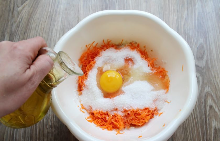 1. Этап. Овсяно-морковный пирог: Влейте в миску растительное масло и все хорошенько перемешайте до однородной массы без комочков.