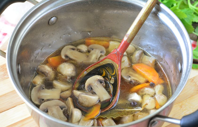 1. Этап. Маринованные грибы с морковью: Грибы готовы, выключите огонь и дайте остыть на столе при комнатной температуре.