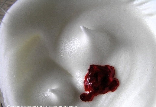 1. Этап. Пирожное Макарон с хурмой: Подготовьте и взвесьте все ингредиенты. Сахарную пудру смешайте с миндальной мукой. Белки взбейте до легких пик, добавьте сахар, продолжая взбивать, затем краситель, и взбейте белки до устойчивых пик.