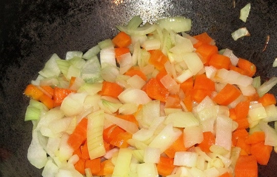 1. Этап. Блины с печенкой: 1. Очистите и измельчите овощи. Выложите на сковороду с небольшим количеством растительного масла. Обжарьте, помешивая, до румяности.