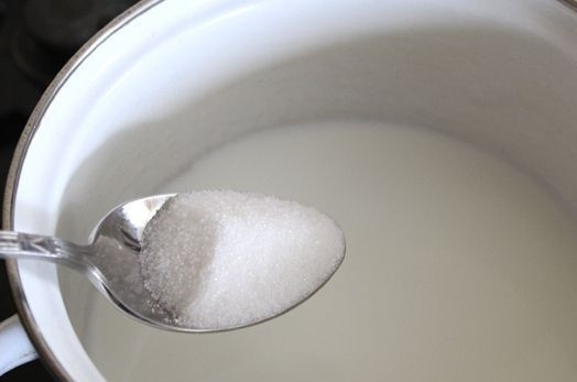 1. Этап. Десерт на ужин: Доводим до кипения молоко, добавляем в него сахар, размешиваем. Если вам нравятся более сладкие десерты, сахара добавляем 3 столовые ложки.