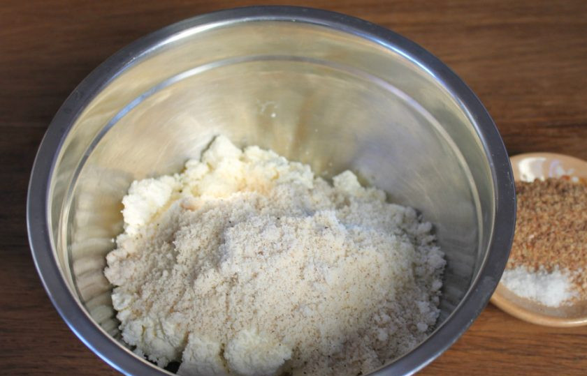 1. Этап. Кето сырники: Насыпаем миндальную муку.