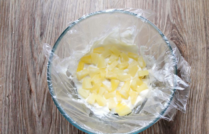 1. Этап. Торт без выпечки из батона: На сметанный крем выложите кусочки ананасов.