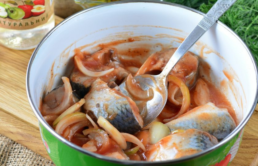 1. Этап. Селедка с кетчупом и луком: Прикройте крышкой и поставьте в холодильник на 5-6 часов. Селедка идеально промаринуется и получится пикантной.