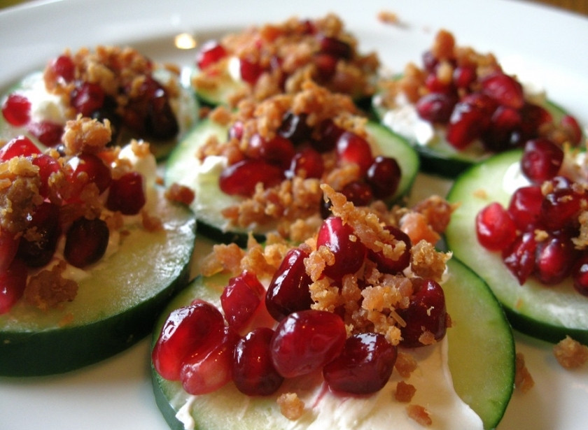 1. Этап. Канапе на Новый год: 1. Канапе с огурцом, гранатом и беконом. Бекон мелко нарежьте и обжарьте до хрустящего-золотого состояния. Просушите на бумажном полотенце. Огурец промойте, нарежьте кружочками (по желанию - очистите от кожуры). Гранат разделите на зерна. Кружок огурца намажьте сливочным сыром или творогом, сверху посыпьте гранатовыми зернами и беконом.