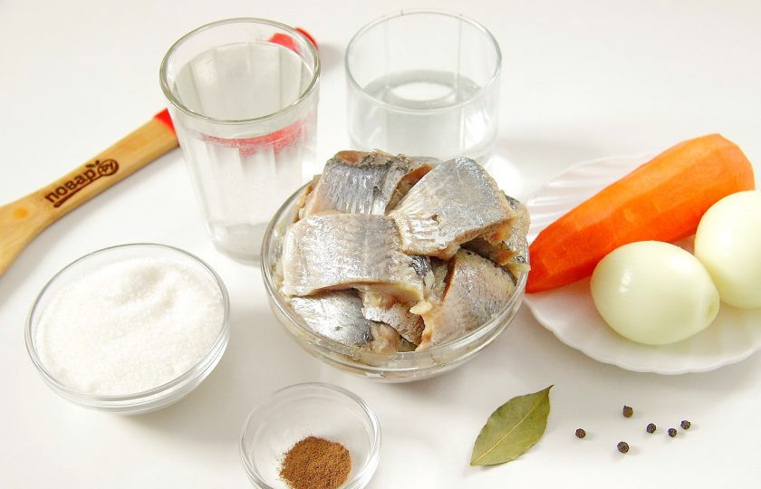 1. Этап. Рождественская сельдь: Подготовьте все ингредиенты. Селедку заранее очистите и разберите на филе. Филе нарежьте кусочками.