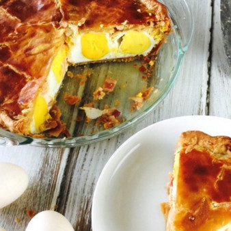 Пирог с яйцами, сыром и беконом