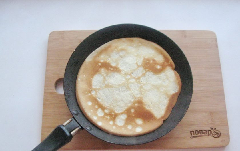 1. Этап. Пышные блины без дрожжей: Пеките блины с обеих сторон до золотистого цвета.