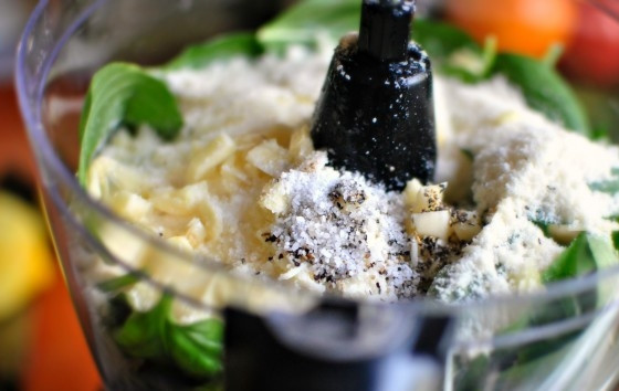 1. Этап. Песто из базилика: Добавьте соль и перец.