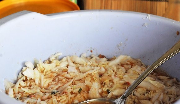 1. Этап. Кимчи из белокочанной капусты: Очень тщательно перемешайте все ингредиенты, предварительно добавив в капусту пару столовых ложек кипятка. Утрамбуйте все так, чтобы маринад покрывал все ингредиенты.