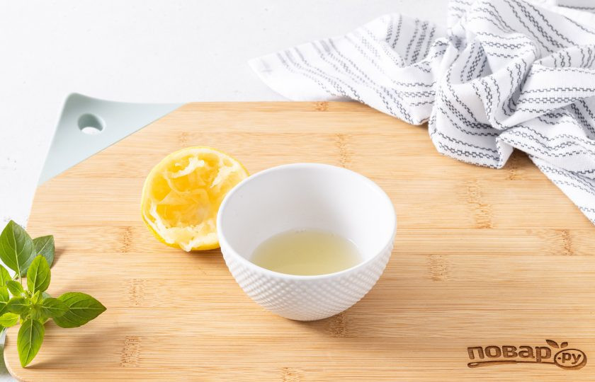 1. Этап. Холодный суп из авокадо: Из лимона выжмите сок.