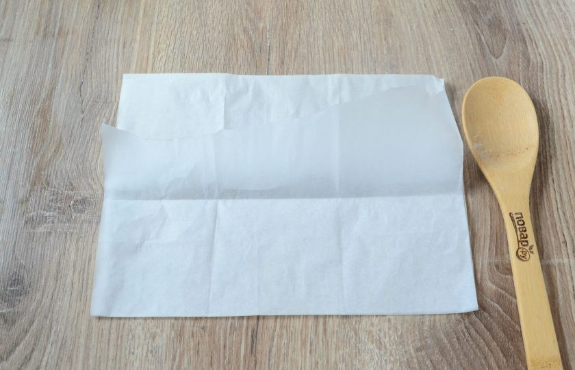 1. Этап. Кармашки с яблочными пирожками: Затем нижнюю часть сложите вдвое и подверните вверх.