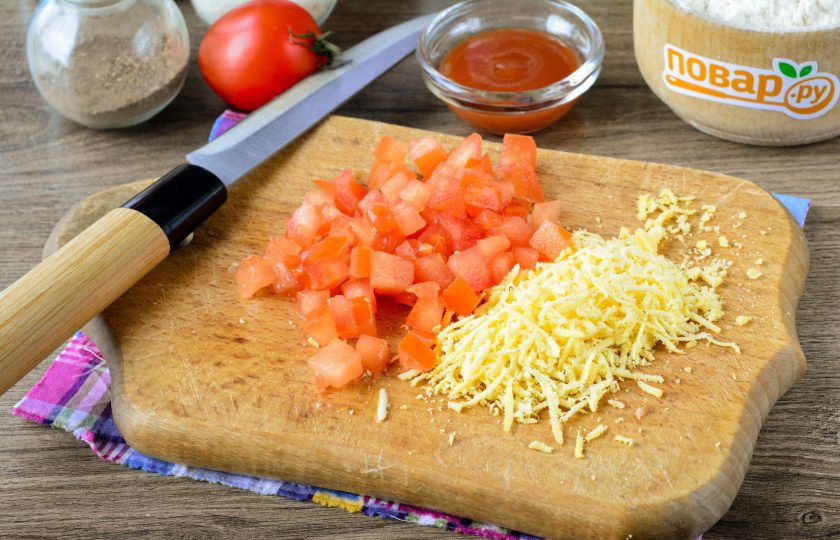 1. Этап. Пицца в чебуреке: Также нарежьте кубиками помидоры. Твердый сыр натрите на терке.
